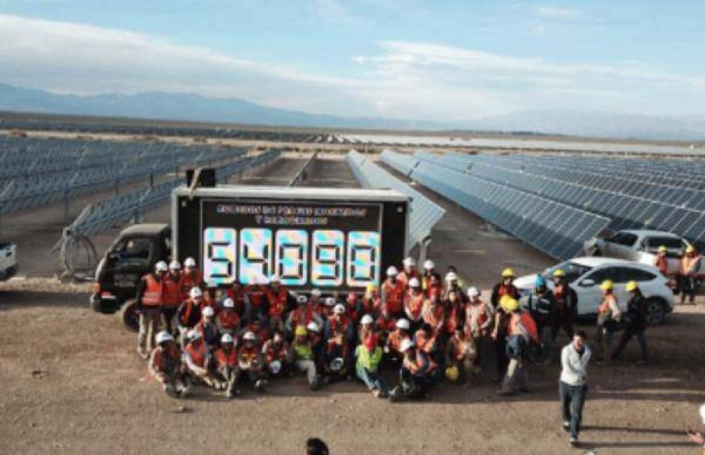 Rcord mundial: se instalan en Argentina 54,090 paneles solares en 12 horas