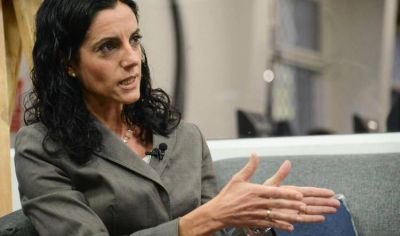 Azucena Arbeleche: �La URSEA se entera por la prensa del aumento del combustible�