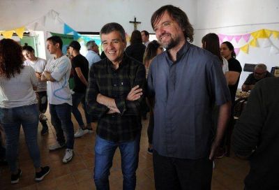 Zabaleta visit� un Centro Barrial de recuperaci�n de adicciones en William Morris junto al Padre �Pepe� y a Jaime Perczyk