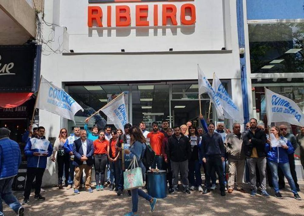 Ruidosa protesta de los mercantiles ante atraso en el pago de salarios de la empresa Ribeiro