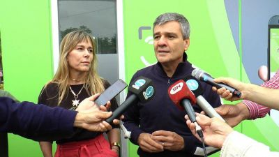 Zabaleta inaugur� la primera unidad de cajeros de William Morris, junto a la directora del Banco Provincia Juliana Di Tullio