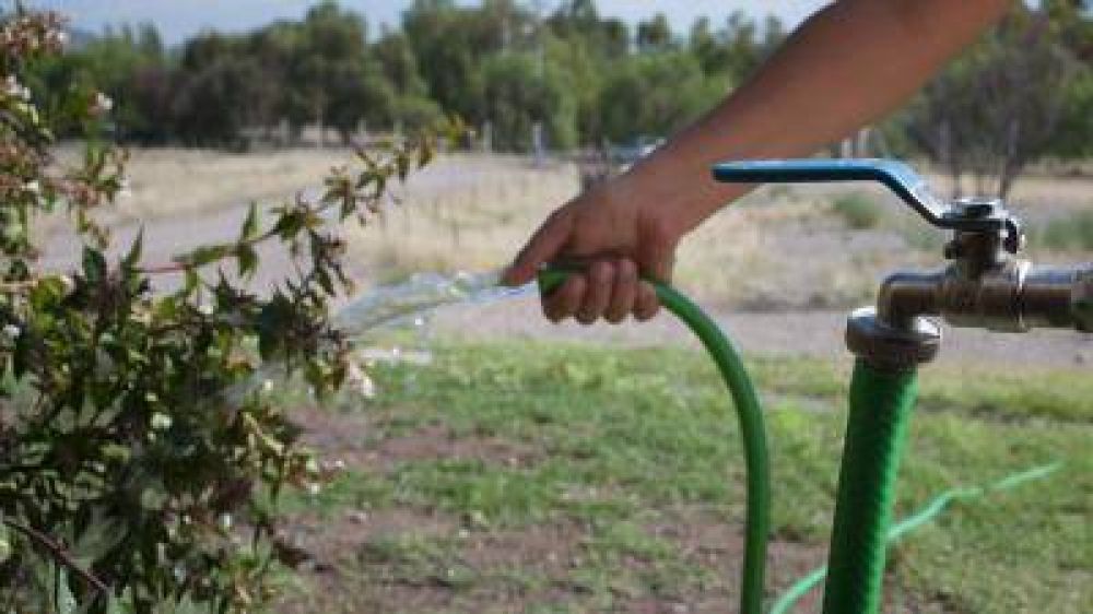Las multas por derrochar agua en verano superan los 7 mil pesos