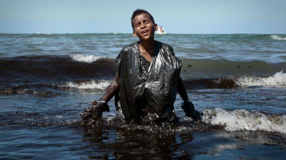 El derrame petrolero que afecta las playas de Brasil se debera a un barco griego