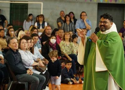 Esteban Echeverr�a: Fernando Gray asisti� a la �ltima misa del padre Alejandro en La Anunciaci�n