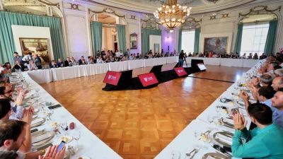 Axel Kicillof, los intendentes del PJ y el interrogante a partir de diciembre