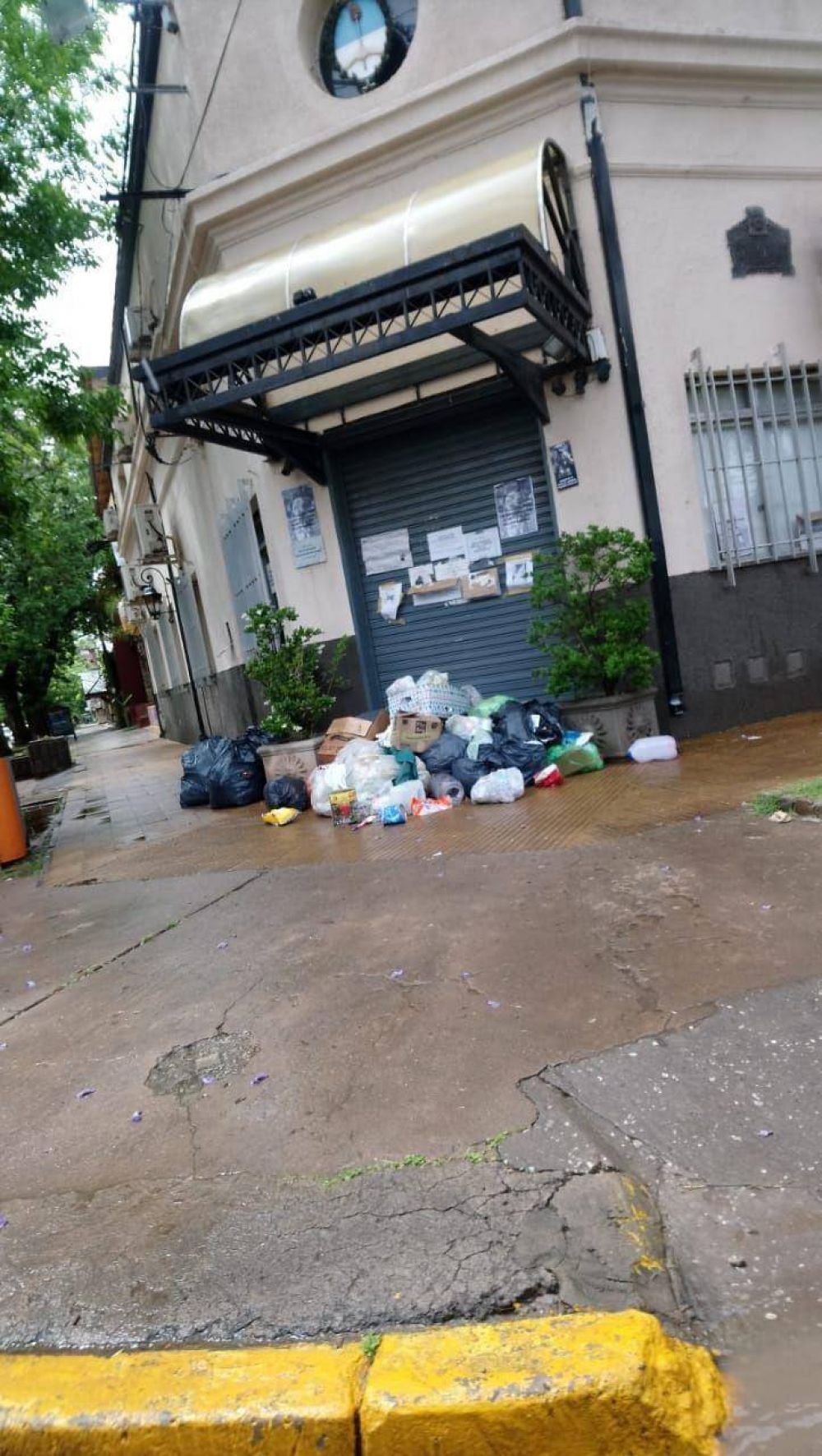 Por falta de recoleccin, vecinos de Funes arrojan los residuos frente al Municipio
