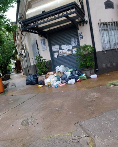 Por falta de recolecci�n, vecinos de Funes arrojan los residuos frente al Municipio