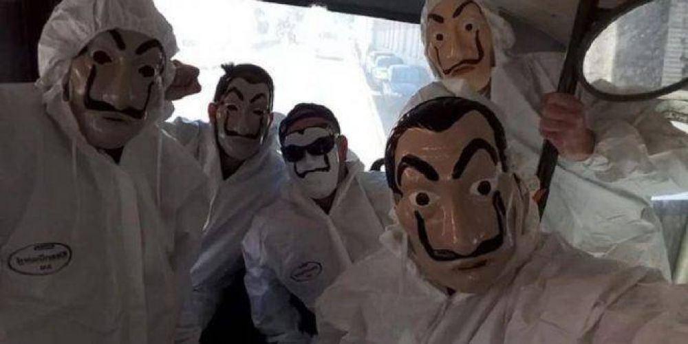 Trabajadores despedidos regalan papel higinico, disfrazados con mscaras de La Casa de Papel