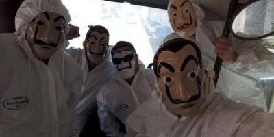Trabajadores despedidos regalan papel higi�nico, disfrazados con m�scaras de �La Casa de Papel�