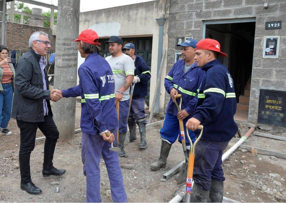 Julio Zamora recorri las nuevas veredas que se construyen en Ricardo Rojas