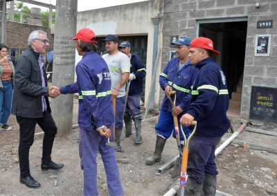 Julio Zamora recorri� las nuevas veredas que se construyen en Ricardo Rojas