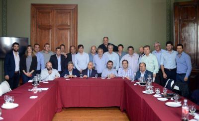 Rebeli�n boina blanca: intendentes radicales quieren ser los interlocutores en la oposici�n