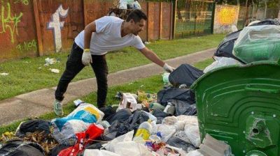 El intendente de Funes sali� con su gabinete a recolectar la basura