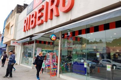 Ribeiro en estado de alerta: Cerró más locales y debe sueldos y aguinaldos