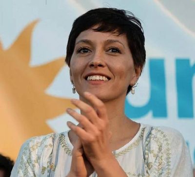 Mayra Mendoza salud� a los municipales en su d�a