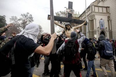 Obispos de Chile rechazan saqueo y profanación de iglesia en Santiago