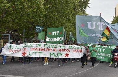 Movilizaci�n de organizaciones sociales de Mar del Plata en defensa de la democracia boliviana