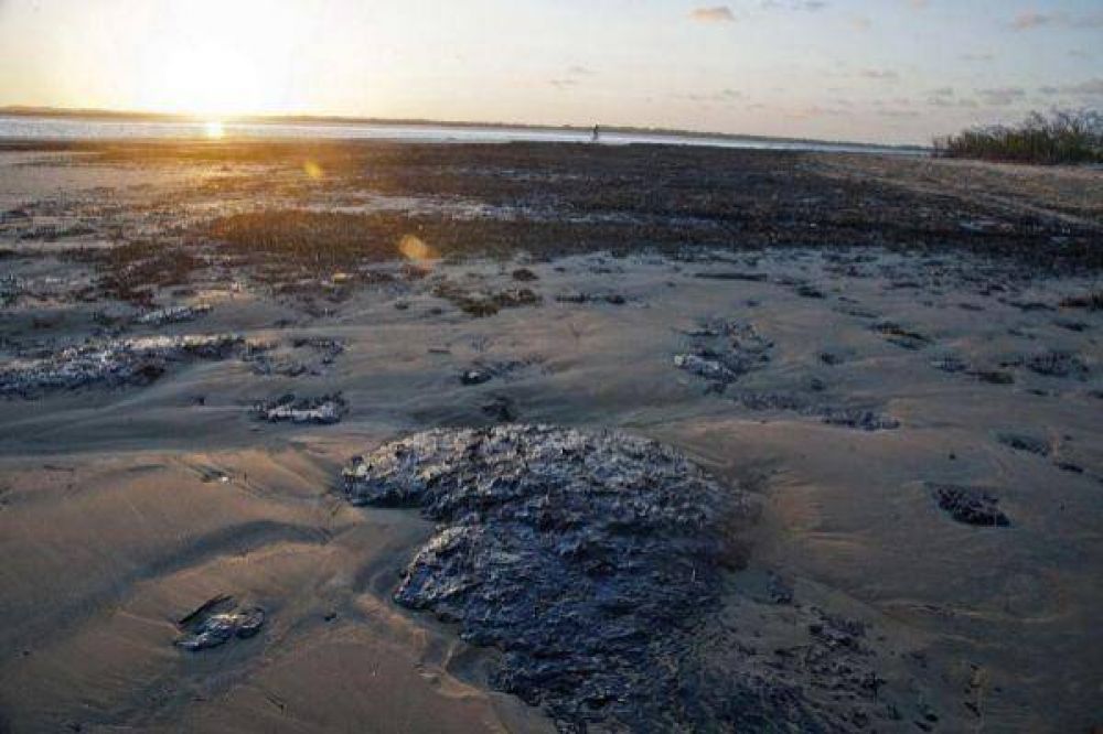 Primeras playas alcanzadas por derrame de petrleo son liberadas en Brasil
