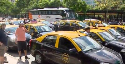 Viviani convoca nuevas protestas de taxistas en rechazo de Uber y Cabify
