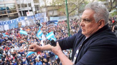 El Pata Medina amaneci� con la cara hinchada y fue trasladado de urgencia al hospital
