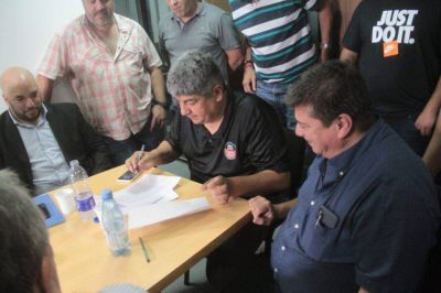 Pablo Moyano logr� la continuidad laboral de 140 trabajadores de YPF