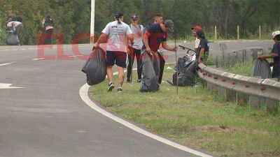 Recicladores limpiaron la ruta tras la FDD: colectaron gran cantidad de residuos