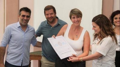El intendente L�pez encabez� acto de entrega de escrituras: �Eso es asegurar el futuro, el techo y la familia�