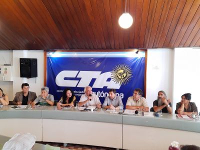 En un gesto de apertura sindical, Arroyo visit� la CTA Aut�noma y se llev� una invitaci�n para que Alberto visite la central