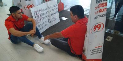Dos empleados de Minicuotas Ribeiro se encadenaron a la sucursal Caballito