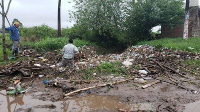 Un canal usado como basural desbord� en medio de la tormenta en Los Nogales