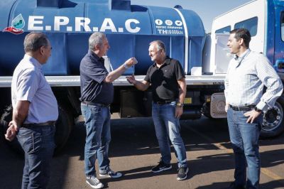 Passalacqua entregó un camión cisterna al Eprac