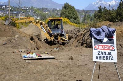 Despu�s de 3 a�os, empez� la obra del colector costanero de Bariloche
