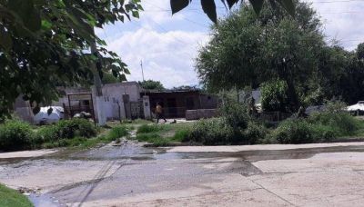 Aguas servidas se apoderaron de las calles en los barrios