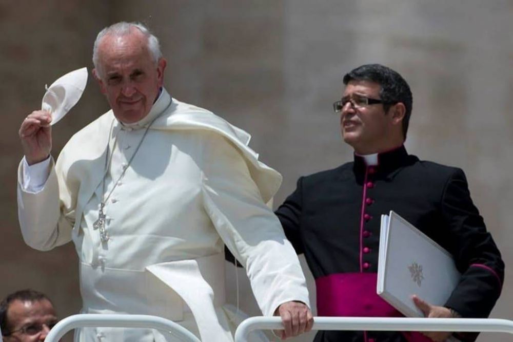 Nuevo sacud�n en el Vaticano: deja su cargo el secretario privado del Papa
