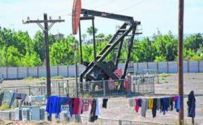 La postal que ya no asombra a nadie: vivir entre los pozos petroleros en Neuqu�n