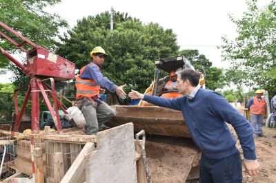 Fernando Gray supervis� avance de obra primaria cloacal en el Jag�el