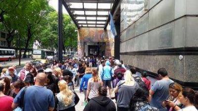 Otra vez miles de desocupados fueron a Producci�n para cobrar un bono que Sica prometi� pero nadie sabe si existe