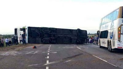 Volc� un micro que transportaba chicos en la ruta 2: hay dos nenas muertas
