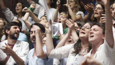 Incidentes en la Legislatura por un proyecto que limita los derechos de m�dicos residentes
