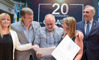 Cascallares encabez� una nueva entrega de escrituras a familias de Alte Brown