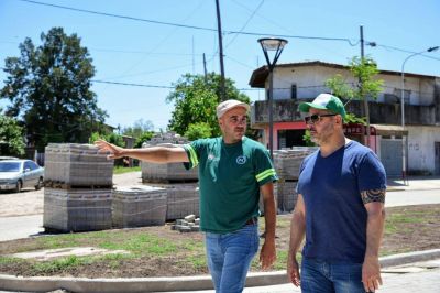 Gustavo Men�ndez recorri� el avance de obra en Barrio El Cortijo