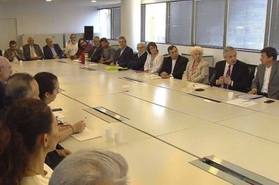 Fern�ndez prepara un plan de trabajo popular para 4 millones de personas
