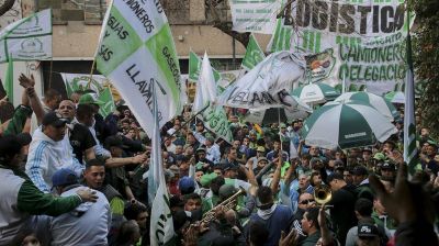 Moyano moviliza a su tropa para pedir la reapertura de paritarias y masificar el bono de fin de a�o de 20 mil pesos