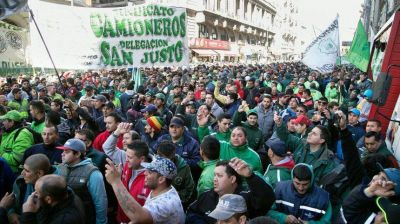 Camioneros marcha al Ministerio de Trabajo por paritarias y un bono de fin de a�o