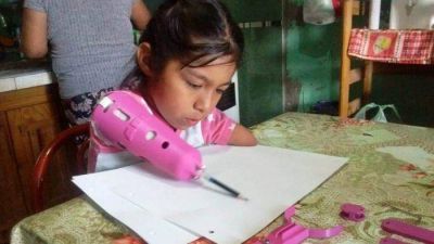 Dar una mano: con pl�stico reciclado le hicieron una pr�tesis a una ni�a que naci� sin brazos