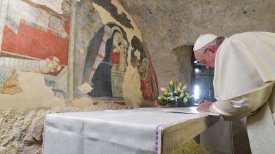 En el signo sencillo del pesebre se manifiesta el misterio de la fe