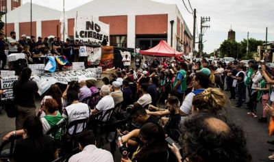 Los m�s de 200 despedidos de Kimberly Clark organizan un acto para que no los desalojen de la planta de Bernal
