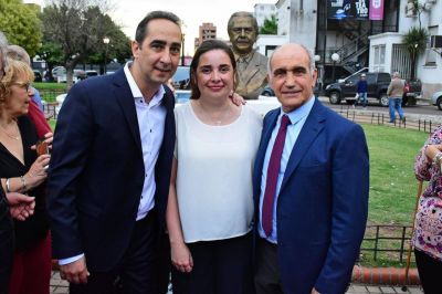 Tagliaferro inaugur� un busto de Alfons�n en la plaza central de Mor�n