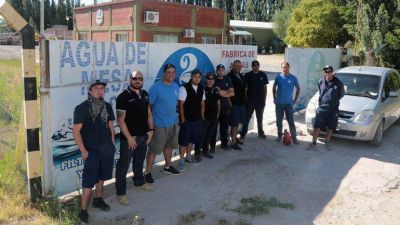 Una embotelladora de agua, al borde de la quiebra y con diez familias en vilo