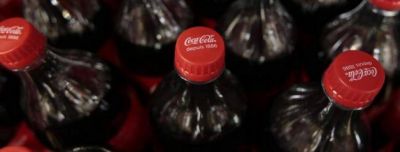Coca-Cola se compromete a reducir las emisiones de sus operaciones directas en un 50% a 2025